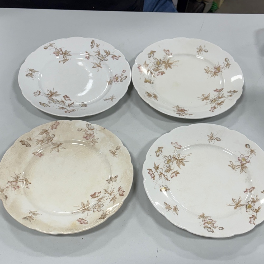 Floral Patterned Dinner Plates - Set of 4 Royal semi-porcelain Johnson Bros.